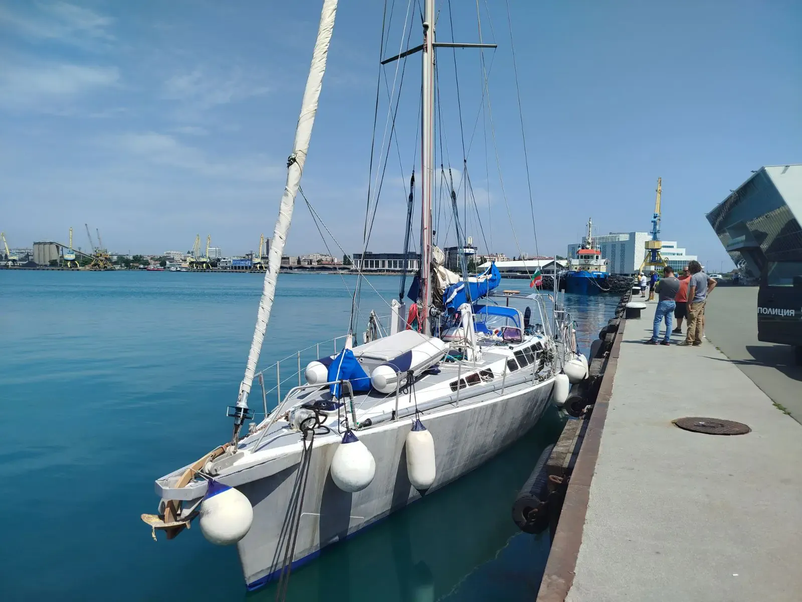 Mirabo на кея в пристанище