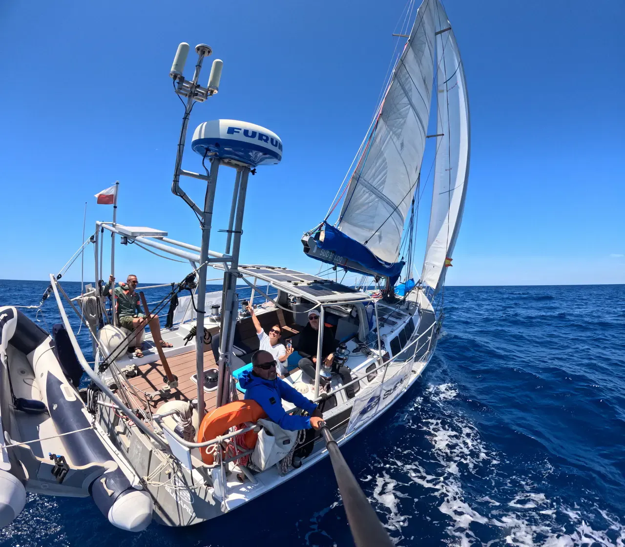 Mirabo под платна в открито море, екипаж в кокпита